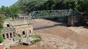 পানি ছাড়লো ভারত, বন্যার শঙ্কায় পাকিস্তানে ঘরছাড়া দেড় লাখ মানুষ